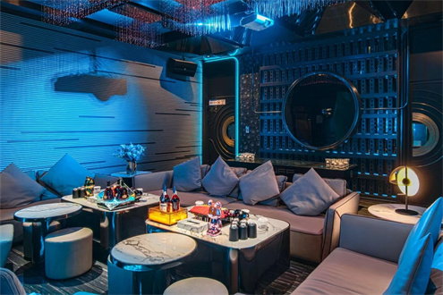 启东酒吧招聘夜班服务员：提供优厚待遇和良好发展空间